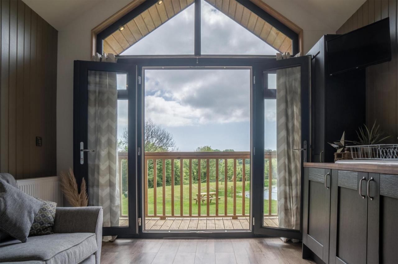 Cabin In The Woods - 1 Bedroom Lodge - Kilgetty Stepaside  Exterior photo